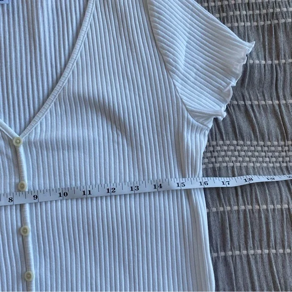 Old Navy Ribbed Button-Down Lettuce-Edge Top Calla Lilies White Small T shirt - Picture 8 of 11